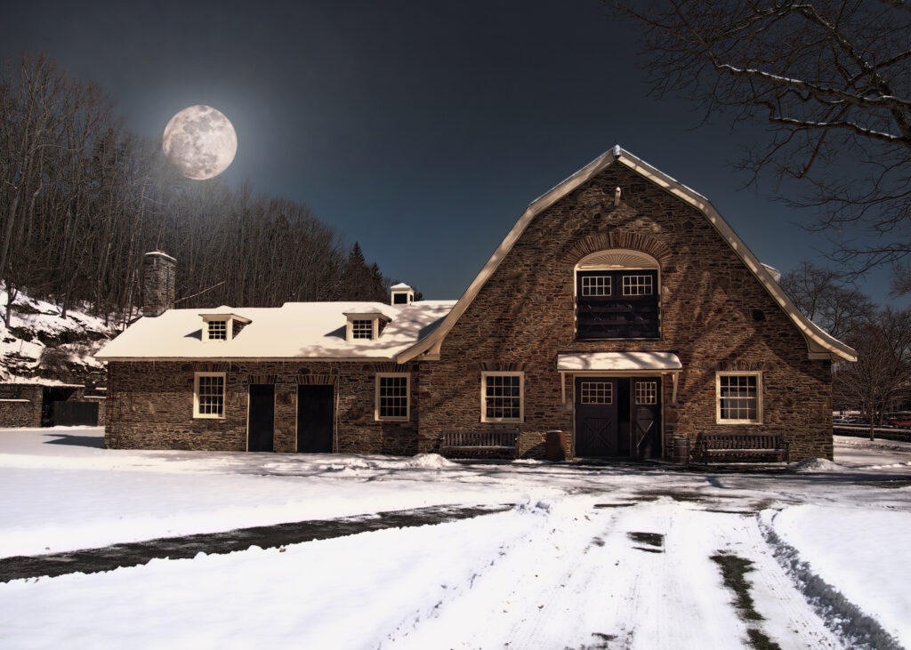 Old fashionedbarn at night in the wintertime